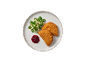 Gepaneerde kaas met vossenbessenbessencompote en frisse salade op een bord.