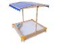Houten zandbak met blauw zonnescherm en gele hoekbeschermers