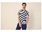 Man in zwart-wit gestreept T-shirt en blauwe broek
