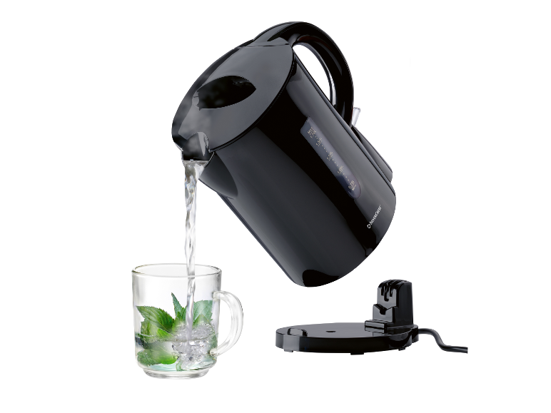 Een SilverCrest waterkoker schenkt water in een mok met munt.