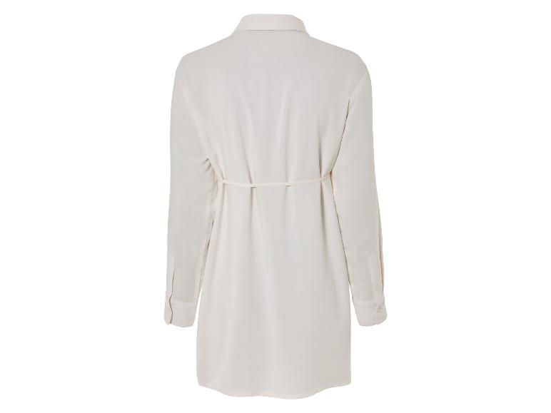 Wit overhemd met lange mouwen, knopen en een riem