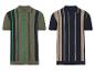 Twee poloshirts met strepen, olijfgroen en donkerblauw, retrostijl.