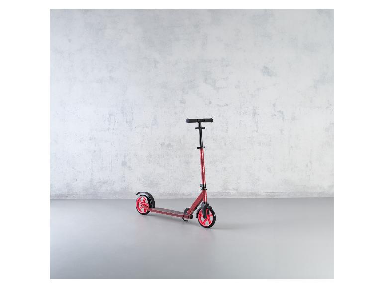 Rode step met rode wielen, modern design.