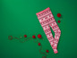 Roze leggings met kerstmotief en rode kerstversiering