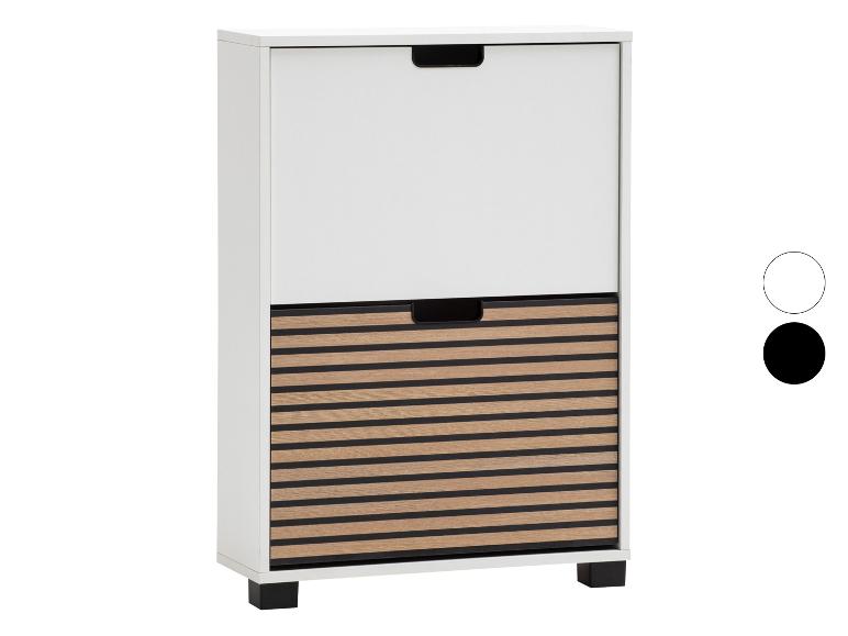 Witte schoenenkast met twee compartimenten, de onderste met een houten lattenfront.