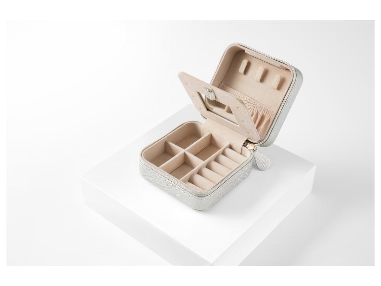 Een elegante juwelendoos met vakjes voor ringen en oorbellen.