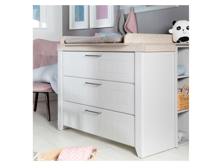 Witte commode met drie laden en verschoningsblad voor baby's.