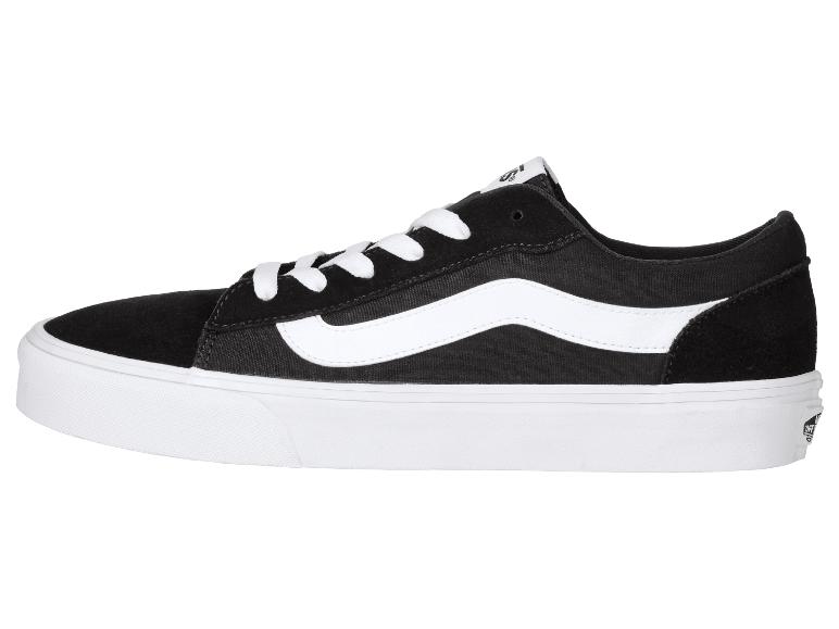 Zwarte lage sneakers met witte veters en een witte zool