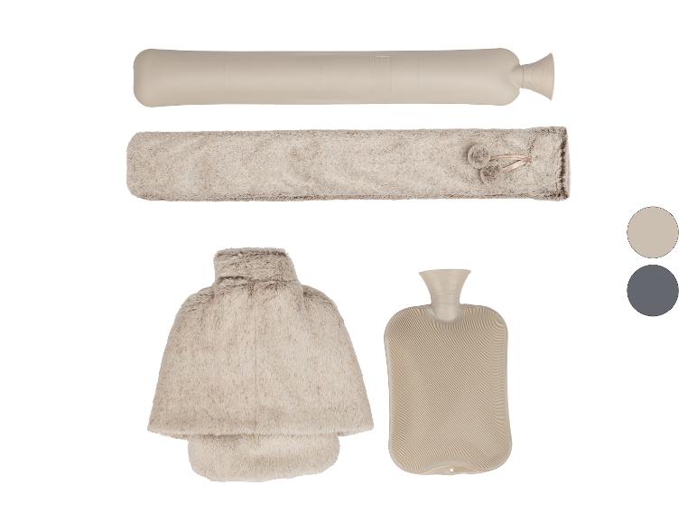 Beige en grijze warmwaterflessen, met een langwerpige en standaardvorm, beide met bonthoezen.