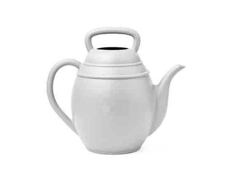 Witte theepot in de vorm van een kettlebell.