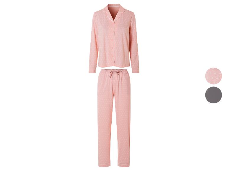 Een roze pyjama met lange mouwen, met een witte print.