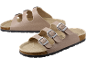 Twee beige sandalen met drie gespen en kurkzool.