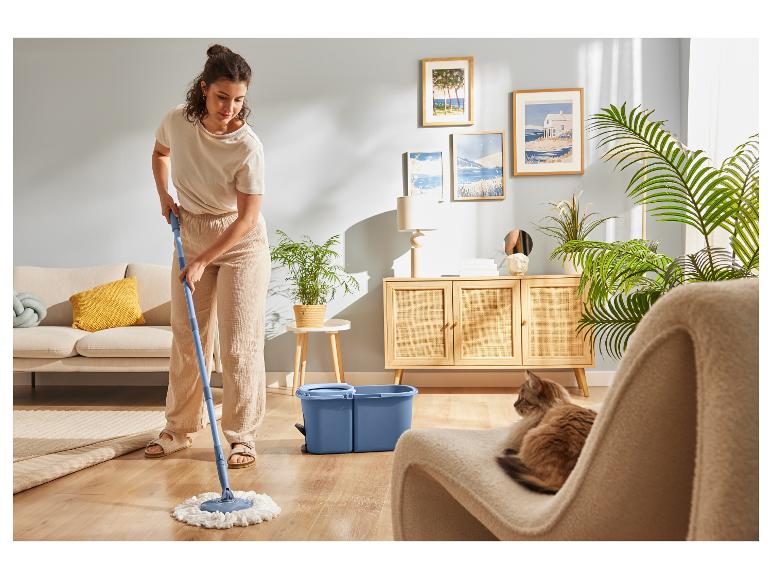 Vloer dweilen met mop en emmer.