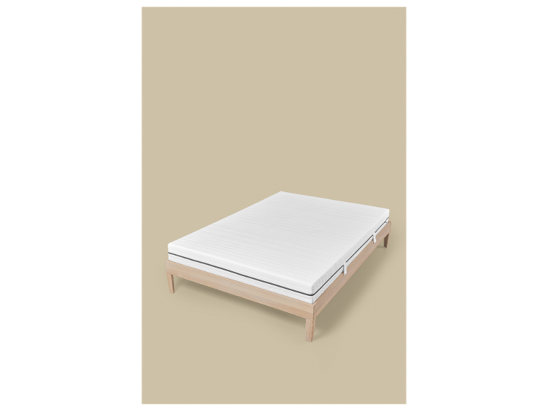 LIVARNO home matras op een houten bedframe tegen een beige achtergrond.