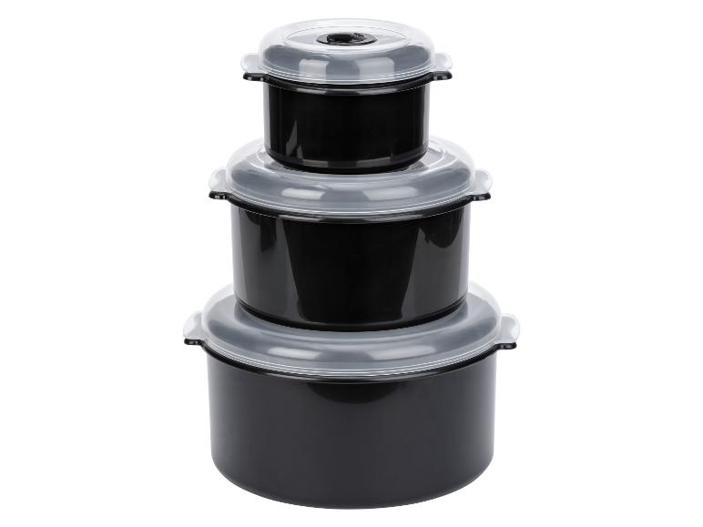 Drie zwarte voedselcontainers met transparante deksels.