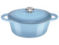 Een blauwe gietijzeren braadpan met deksel.