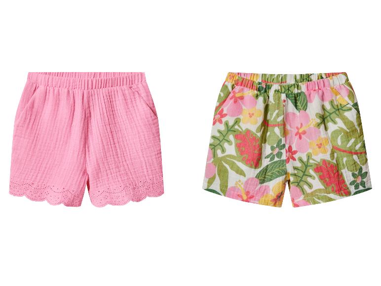Roze ruches shorts en shorts met bloemenpatroon.