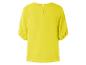 Gele blouse met korte mouwen.