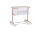 Beige baby co-sleeper met gaaswanden en verstelbare hoogte op wielen