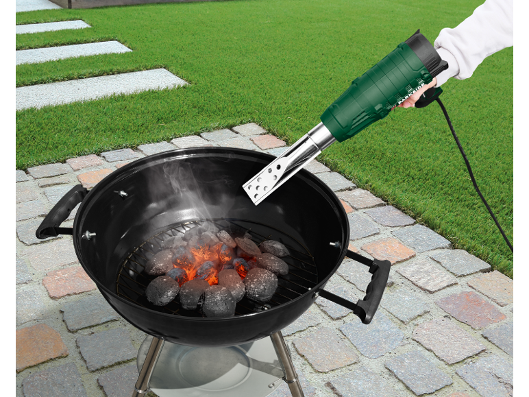 Elektrische barbecueaansteker die houtskool aansteekt in een houtskoolbarbecue.