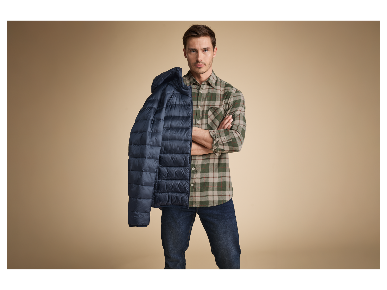 Mannelijk model in geruite overhemd en gewatteerde jas.