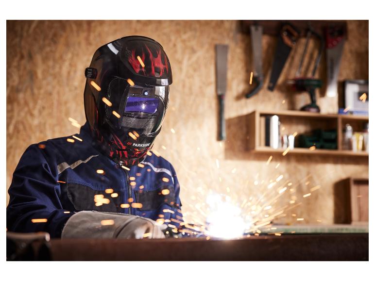 Lasser met Parkside lashelm voert laswerkzaamheden uit.