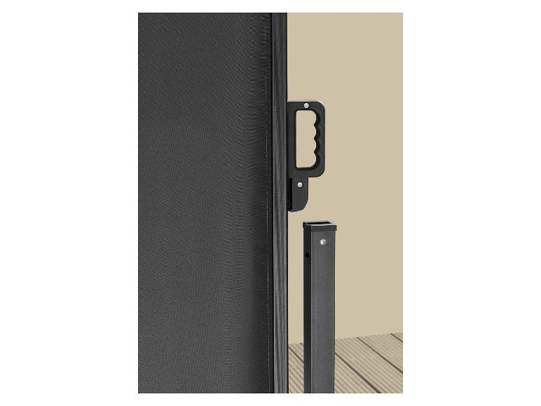 Zwart zijscherm met handvat en paal op een terras.