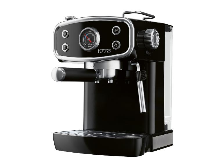 Retro koffiezetapparaat met manometer en stoompijpje, zwart met chromen details.