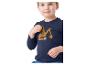 Jongen in donkerblauw shirt met lange mouwen met graafmachine en dinosaurus.