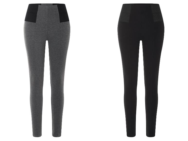 Twee nauwsluitende broeken, een grijze en een zwarte, met een hoge taille.