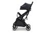 Zwarte kinderwagen met zonnekap en wielen, zijaanzicht.