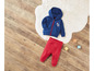 Een blauwe hoodie met rits en rode broek voor baby's.