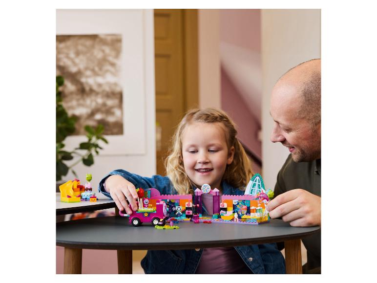 Lachende vader en dochter spelen met een kleurrijke bouwset.