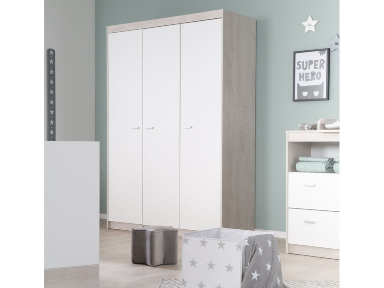 Een witte kledingkast met drie deuren in een kinderkamer.