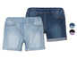 Twee paar blauwe denim shorts met gerolde zoom.