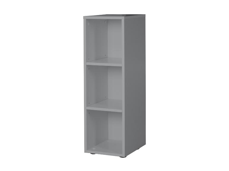 Grijze boekenkast met drie open planken op een witte achtergrond.