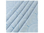 Blauw-wit gestreepte stof met gebogen patronen.