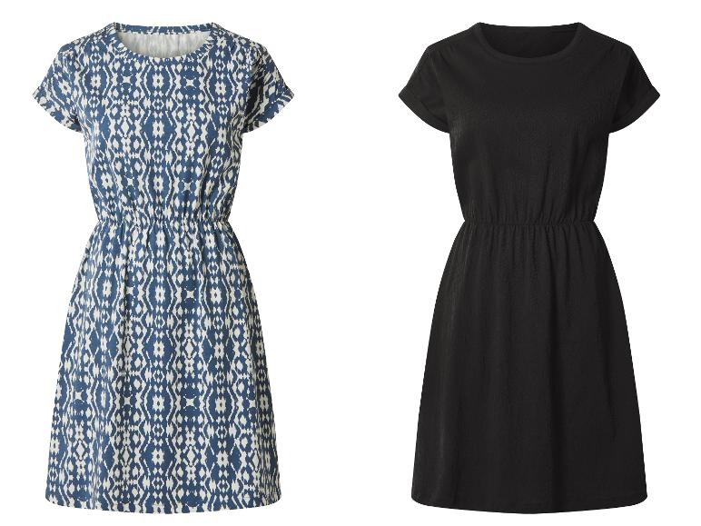 Twee dames zomerjurken: één met een blauw-wit patroon, één effen zwart.