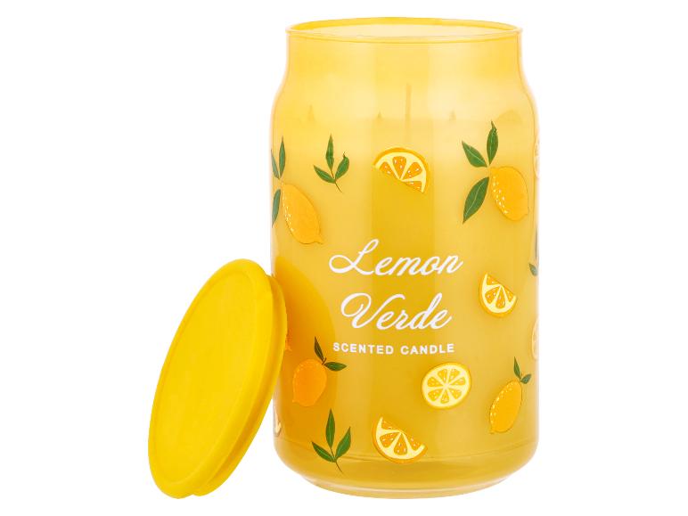 Gele geurkaars in pot met citroenmotief en de tekst 'Lemon Verde Scented Candle'.