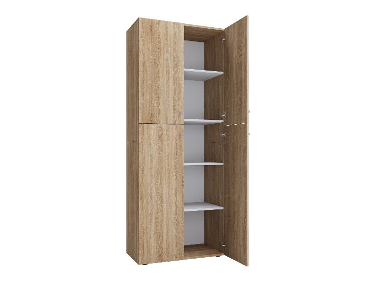 Houten kast met open deuren en witte planken