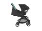Zwarte kinderwagen met een turquoise rugleuning en een zwart autostoeltje.