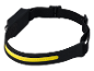 Een zwarte hoofdlamp met een gele LED-strip.