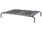 Verhoogd hondenbed met metalen frame en grijze stof.