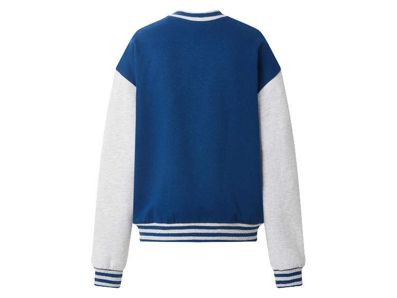 Blauw en grijs sweatshirt met raglanmouwen en gestreepte manchetten, achteraanzicht.