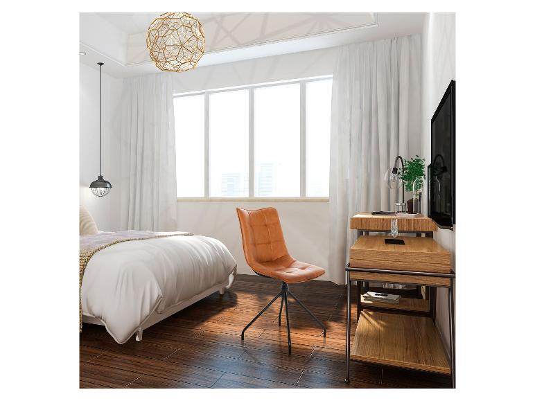 Slaapkamer met wit bed, bruine stoel en houten kast met televisie.