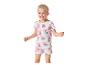 Lachend meisje in witte pyjama met roze harten en puppytekeningen.