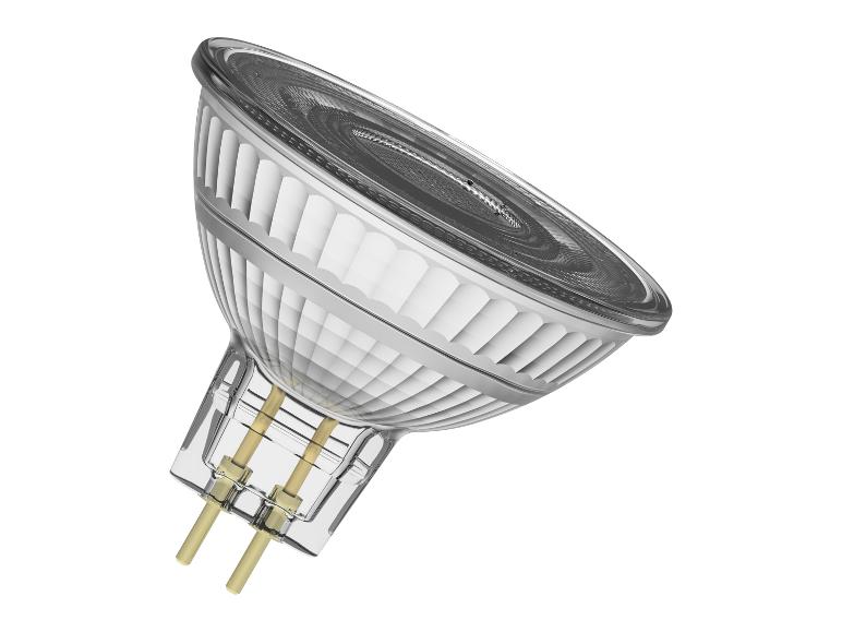 Halogeenlamp met twee pinnen, schuin geplaatst op een witte achtergrond.