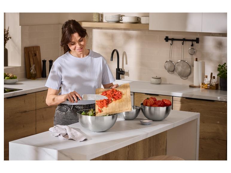 SILVERCREST® premium roestvrijstalen schalenset gebruikt voor het maken van een salade