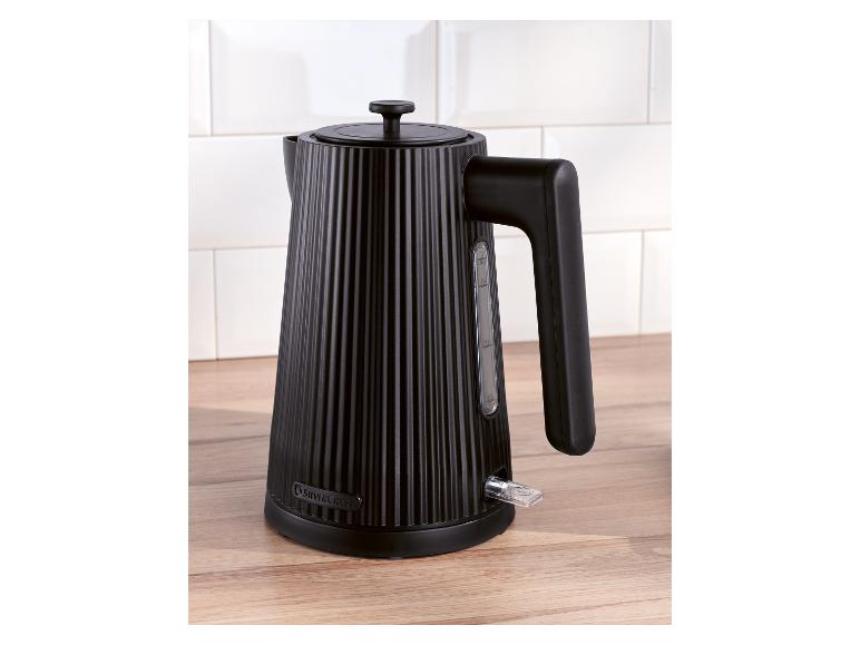 Zwarte SILVERCREST waterkoker met geribbeld design op een aanrecht.