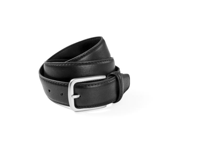 Zwarte leren riem met zilveren gesp, opgerold op een witte achtergrond.